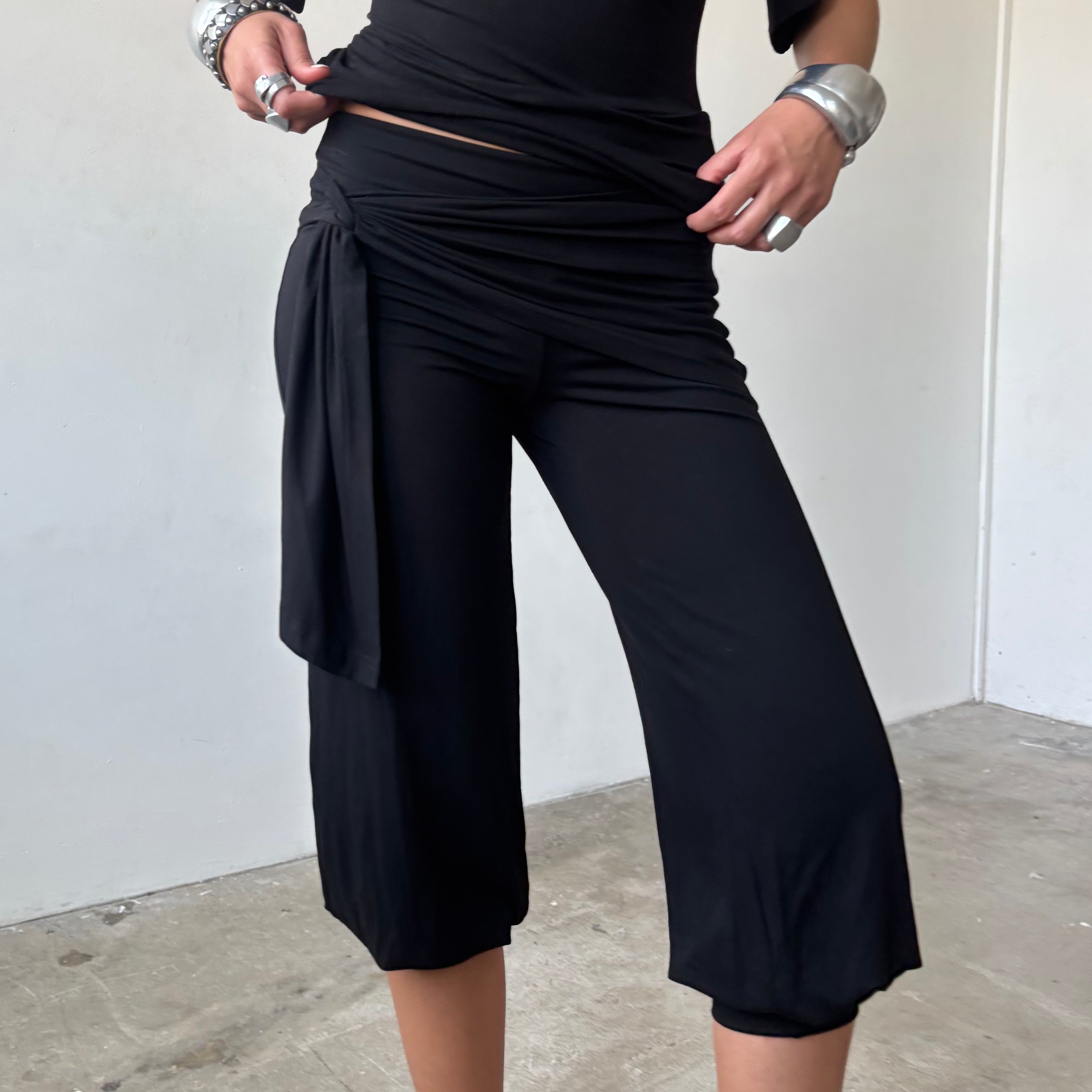 Bubble Capris and Sarong Black